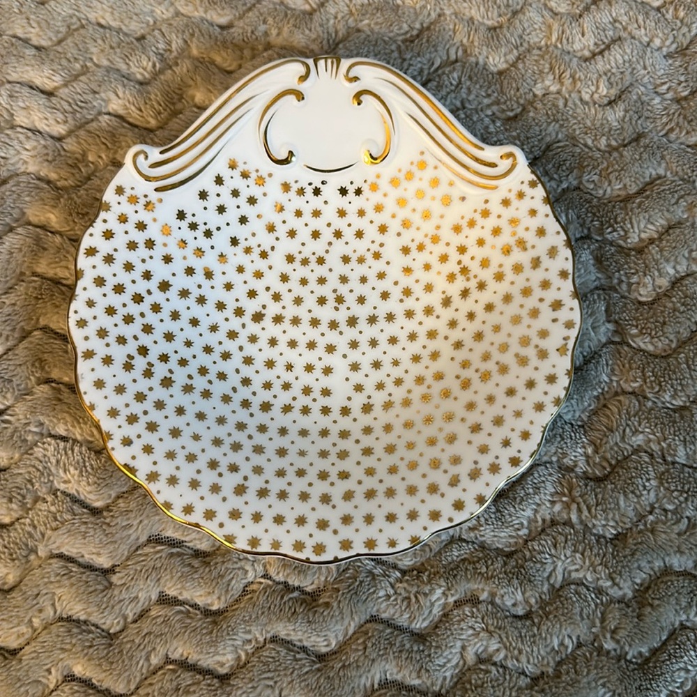 Chic White Scalloped Plate